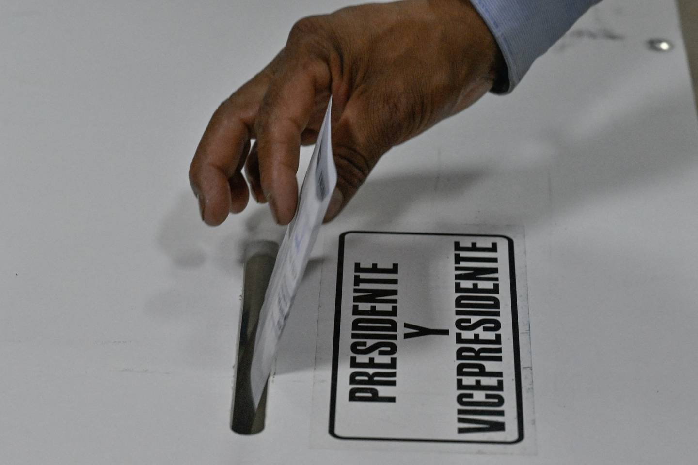 Un votante deposita su voto en un centro de votación en el municipio de San Juan Sacatepéquez, durante la segunda vuelta de las elecciones presidenciales de Guatemala