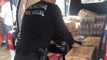 Policía de Control Fiscal arresta a dos hombres con licores y 20.000 cigarrillos de contrabando
