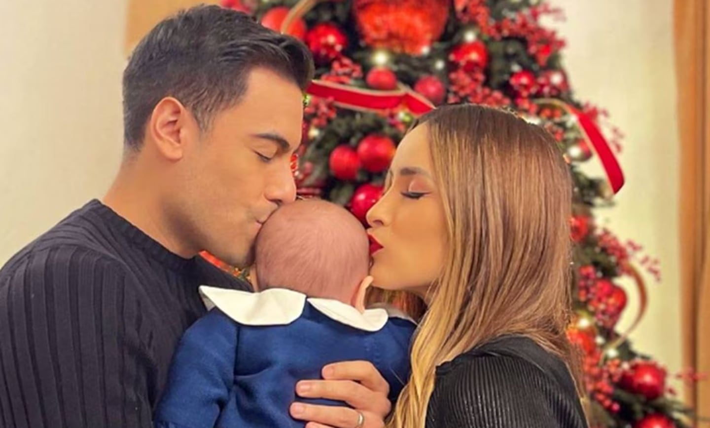 Carlos Rivera y Cynthia Rodríguez con su hijo León en la Navidad pasada. Foto: Instagram.