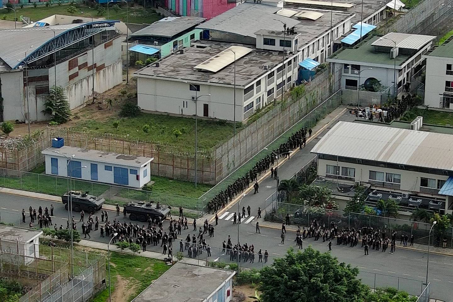 Cientos de militares y policías llevaron a cabo un operativo en una cárcel del complejo penitenciario de Guayaquil, epicentro de la lucha contra el narcotráfico en Ecuador, en respuesta al asesinato de un fiscal antimafia.