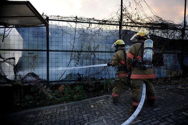 Los bomberos trabajaron intensamente para apagar las llamas. Foto: Rafael Murillo
