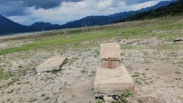 Lápidas en cementerio del Viejo Arenal quedan al descubierto por baja en embalse