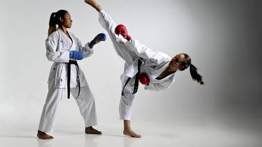 Las hermanas Ashley y Audrey Binns pasaron de pelear por muñecas a ser monarcas de karate