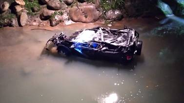 Dos muchachos pierden la vida tras caer con su carro al cauce de río en Osa