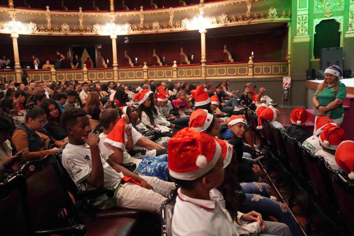 La audiencia de la obra de teatro también se inspira del espíritu festivo, ya que algunos espectadores disfrutan de la obra portando gorros navideños.