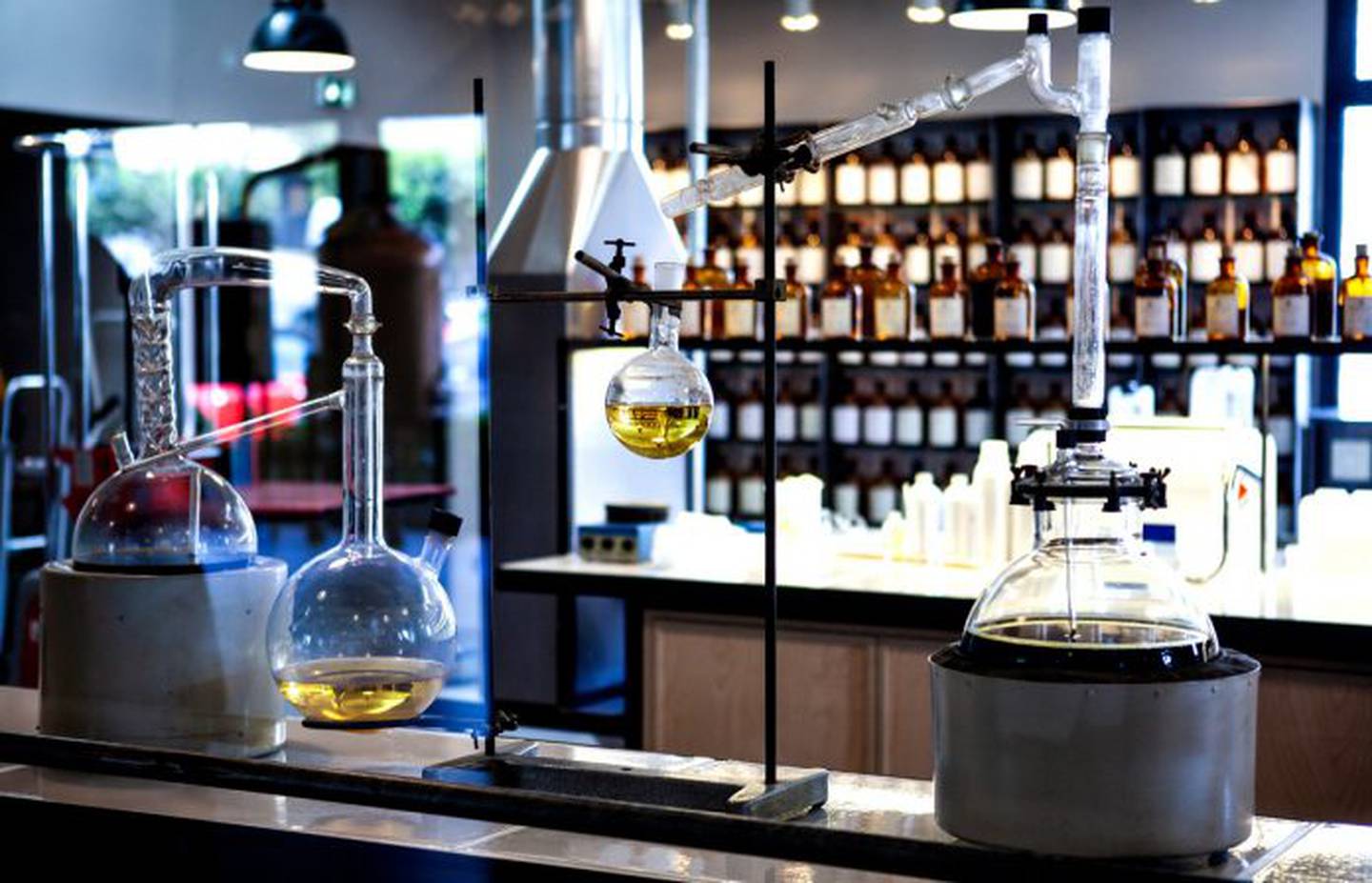 Una de las acciones que ha resultado más llamativa fue la tomada por el conglomerado LVMH, que dejó de hacer sus perfumes  Christian Dior y Givenchy, para producir alcohol en gel. Foto: Foto: Shutterstock