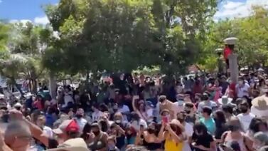 Video: Tumulto y desprecio a medidas sanitarias marcan inicio de fiestas en Santa Cruz