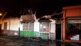 Incendio consume vivienda deshabitada y afecta otras dos casas en Plaza González Víquez