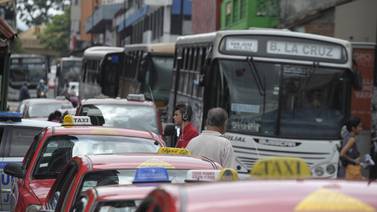  13.000 permisos de taxis y buses  saturan  al MOPT