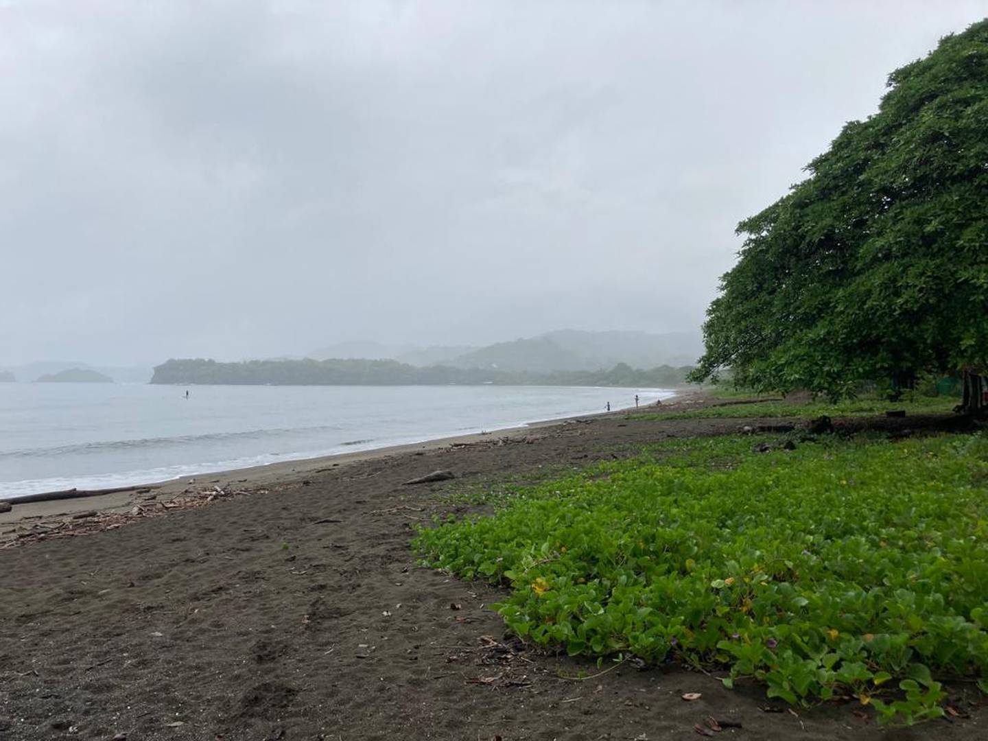 En playa Potrero de Santa Cruz, Guanacaste, este sábado a las 11 a. m. prevalecían lluvias débiles. El IMN prevé que se fortalecerán conforme pasen las horas en todo el Pacífico. Foto: Cortesía de Lidiette Vásquez