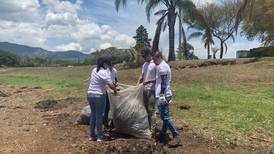 Voluntarios retiraron 515 bolsas de desechos plásticos y de vidrio del lago de La Sabana