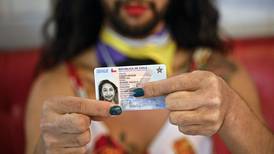 Chile otorga la primera cédula de identidad a una persona no binaria