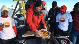 Pizza Hut logra récord mundial al entregar pizza en la cima del monte Kilimanjaro
