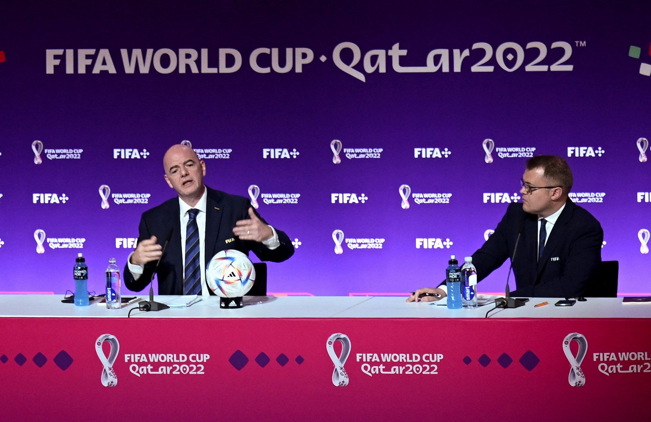 El presidente de la FIFA, Gianni Infantino, y Bryan Swanson (derecha), director de relaciones con los medios de la FIFA, asisten a una conferencia de prensa en el Centro Nacional de Convenciones de Qatar (QNCC). FOTO: