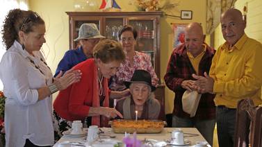 Con buen aire, Benigna Castillo apagó su candela 102 de cumpleaños 