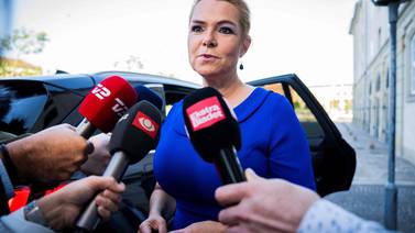 Exministra danesa enfrenta juicio por separar a parejas de migrantes