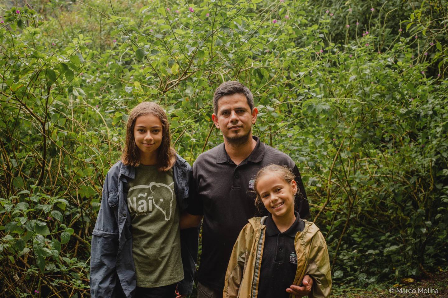 La Fundación Costa Rica Wildlife anuncia con mucha emoción el descubrimiento de una nueva especie de rana escondida entre el Volcán Tenorio y el Volcán Miravalles. Fue descubierta por Donald Varela Soto, un guía naturalista de Bijagua, en la reserva biológica Valle del Tapir. En la foto, con sus hijas Kira de 12 años y Ellie de 10 años.