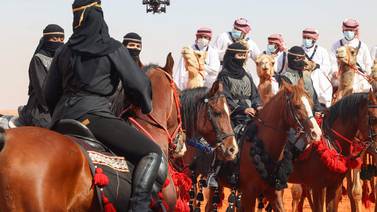 Arabia Saudí realiza primer concurso de belleza de camellos exclusivo para mujeres