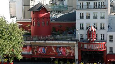 Aspas del emblemático cabaré parisino Moulin Rouge se desploman