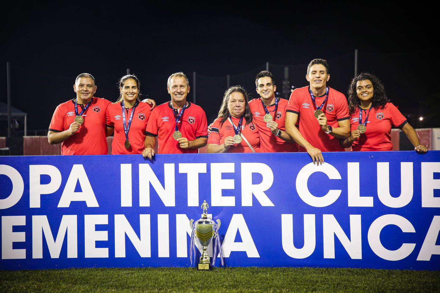 Wílmer López y su cuerpo técnico festejaron el bicampeonato de las leonas en la Copa Interclubes de Uncaf.