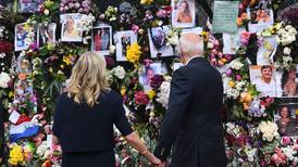 Biden consuela a familiares de víctimas de edificio derrumbado en Miami y destaca la unidad nacional