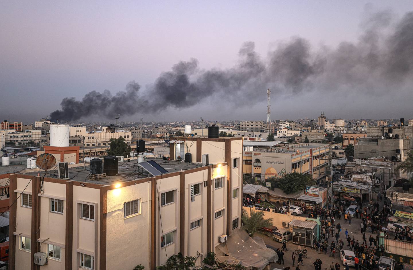 Israel y Hamas hicieron caso omiso de los llamados internacionales para renovar una tregua expirada el 2 de diciembre cuando ataques aéreos atacaron objetivos militantes en Gaza y grupos palestinos lanzaron ráfagas de cohetes.