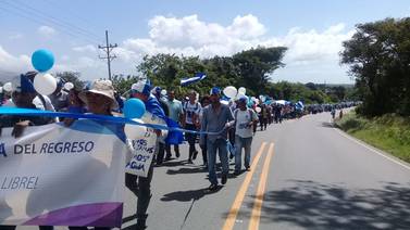 Caravana de nicaragüenses protesta contra gobierno de Daniel Ortega en La Cruz, Guanacaste 