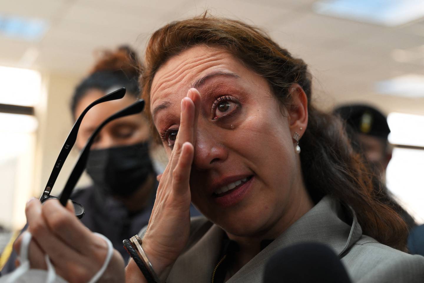 La abogada guatemalteca Virginia Laparra, exjefa de la Fiscalía Especial contra la Impunidad (FECI) en la occidental ciudad de Quetzaltenango, llora tras asistir a una audiencia para escuchar su sentencia en el Palacio de Justicia de la ciudad de Guatemala, el 16 de diciembre de 2022.