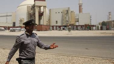 Irán inicia carga de combustible a su primer reactor nuclear