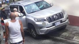 Pistoleros acribillan a balazos a ocupante de un vehículo en Limón