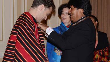 Jude Law recibió poncho de Evo Morales en Bolivia 