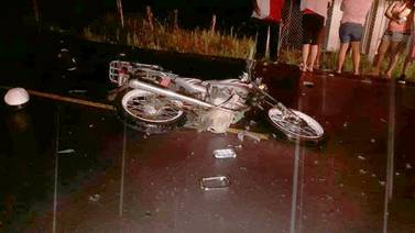 Joven muere y otro queda grave al chocar  motocicleta contra un animal en Santa Cruz