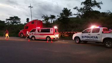Joven que viajaba en bicimoto muere tras chocar contra camión en Puntarenas
