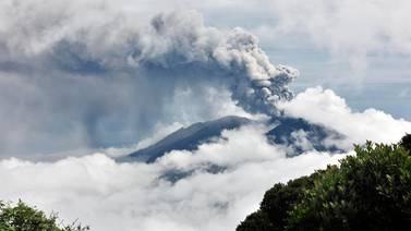 Expertos auguran dos años más de ceniza o   una erupción de 7 km para el volcán Turrialba
