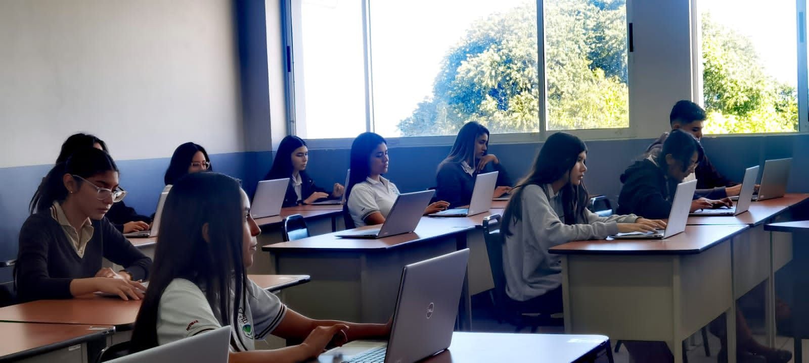 El acto oficial del inicio de las pruebas nacionales  se realizó en el CTP de Escazú donde 115 estudiantes realizaron el examen en formato digital. Foto: Cortesía MEP