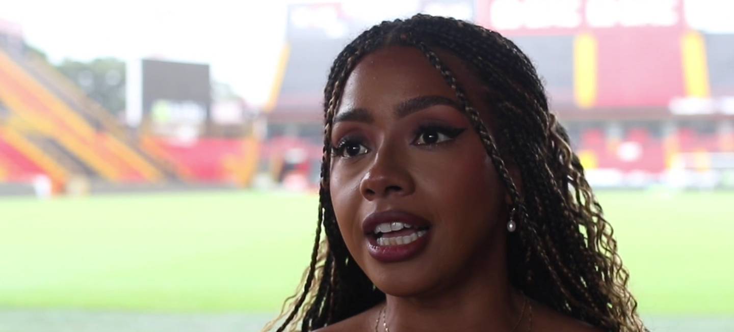 Tanisha Swaby Campbell capacitó al personal administrativo de Alajuelense en cómo reaccionar y qué hacer si se presentara alguna situación de racismo en el estadio.