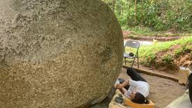Esfera precolombina más grande del país es restaurada por profesionales ticos y mexicanos
