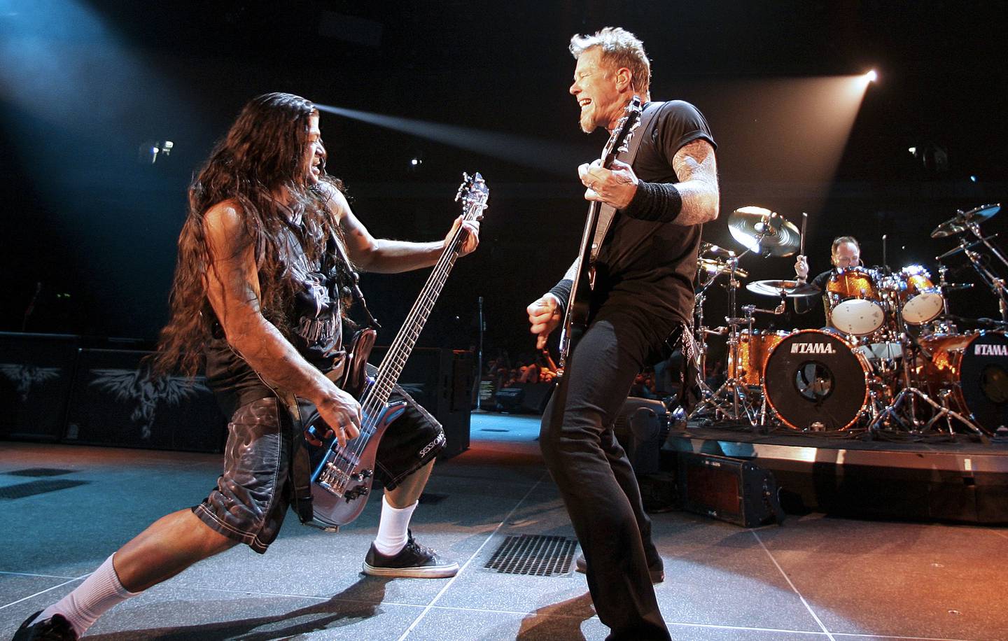 Зарубежный рок металл. Металлика Трухильо на сцене. Металлика Хэтфилд на сцене. Группа Metallica музыканты. Гитарист группы металика.