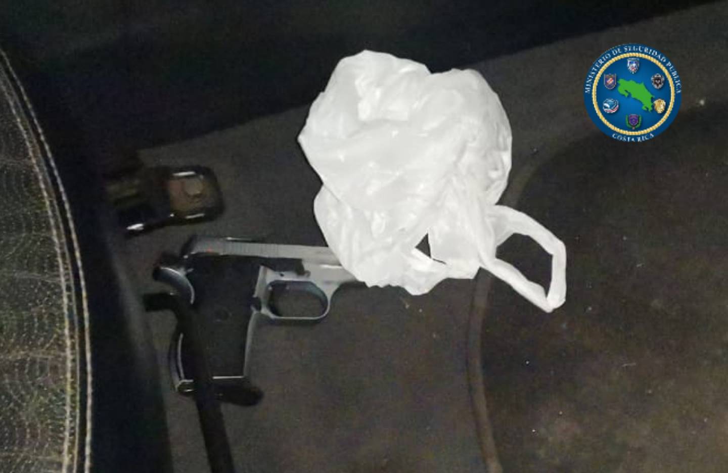 En el piso del auto estaba esta pistola que, al parecer, sería la usada para ultimar al sujeto en Quebrada Ganado. Foto: Cortesía MSP.
