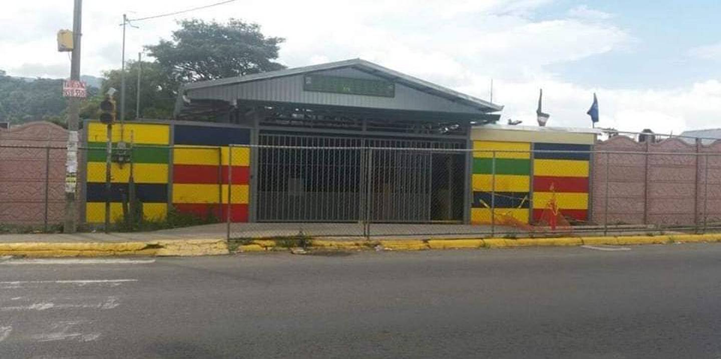 Allanada escuela en Alajuelita por presunto mal uso de fondos