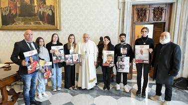 Papa Francisco se reúne con familiares de rehenes secuestrados por Hamás 