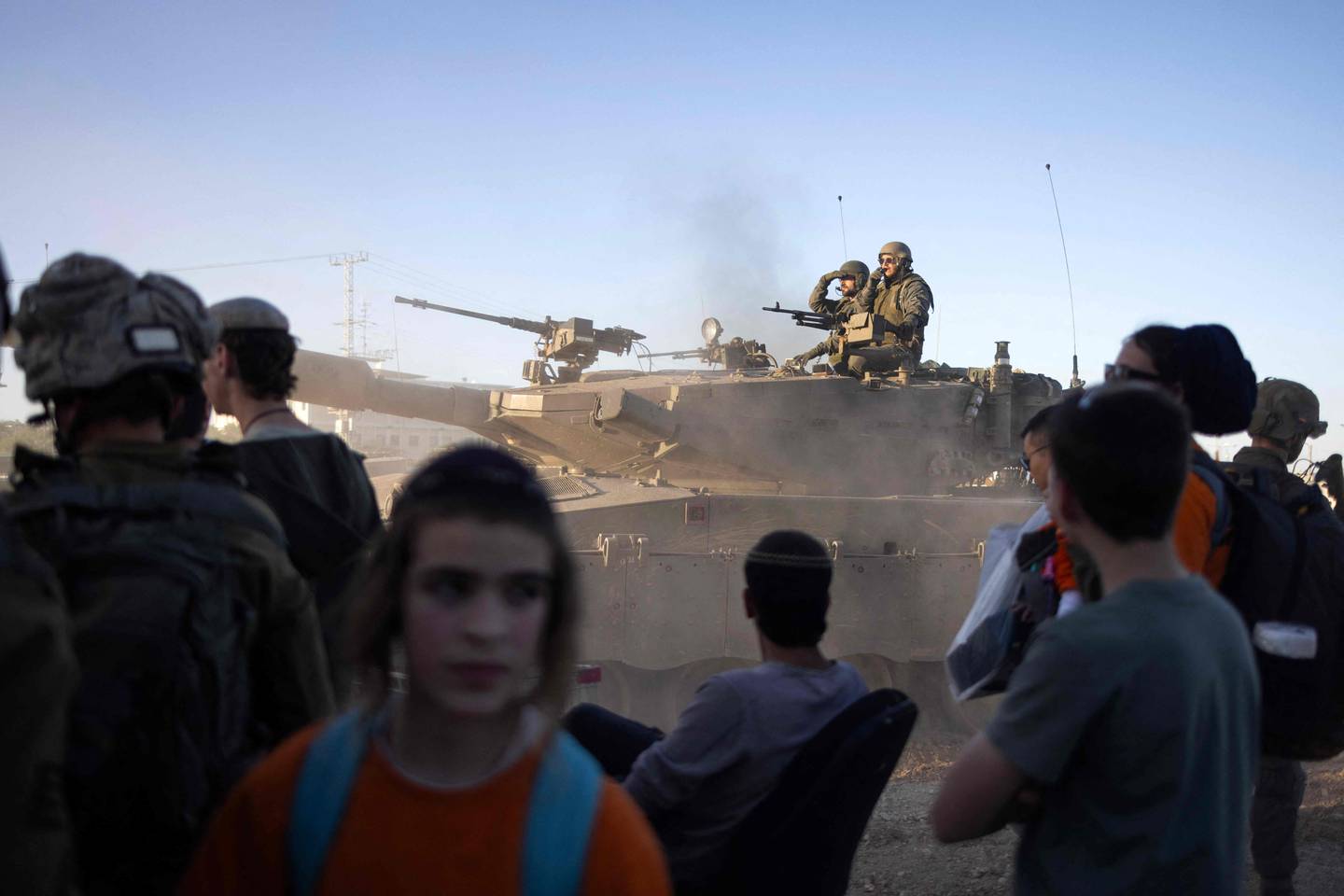 Un tanque israelí pasa por una localidad en Gaza.