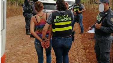 Pareja detenida por utilizar autobús de ruta pública para ingresar migrantes ilegales por Los Chiles