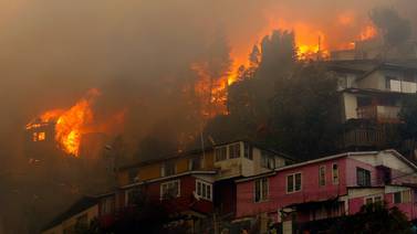 Incendio en Chile afecta medio centenar de viviendas; autoridades decretan alerta roja