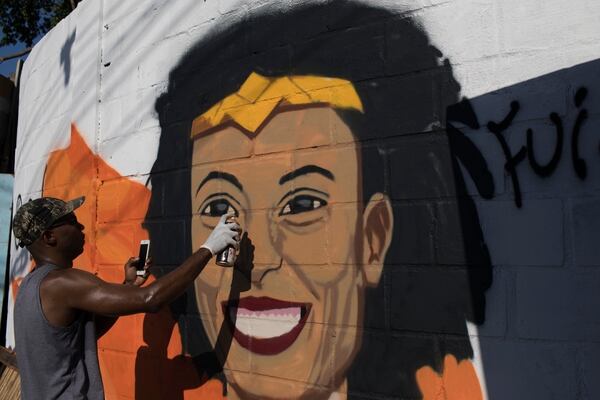 El artista Aria Crespo pintó un mural en honor de Marielle Franco, este domingo, durante las manifestaciones. AP