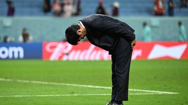 Reverencia para expresar respeto, el gesto que viralizó al técnico de Japón tras eliminación del Mundial