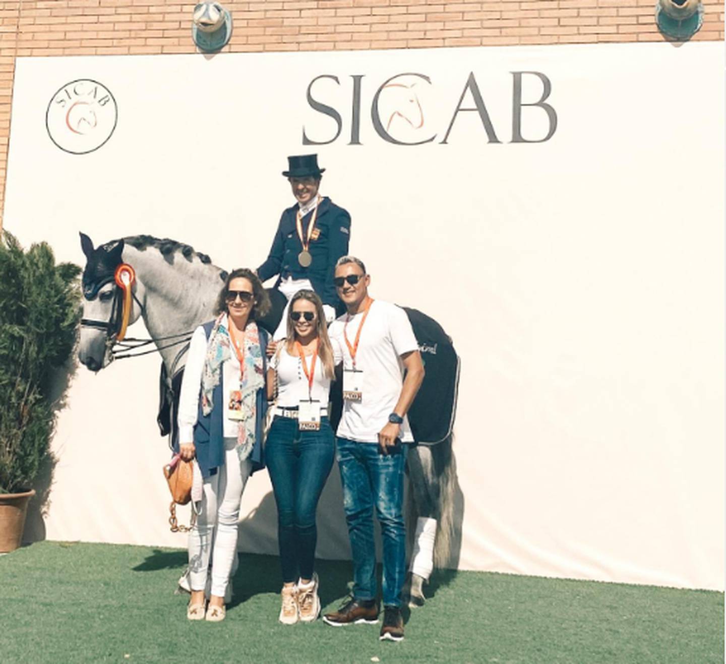 Andrea Salas (centro) y Keylor Navas posan con dos representantes de la competencia SICAB, acontecida en Sevilla. Foto: Instagram