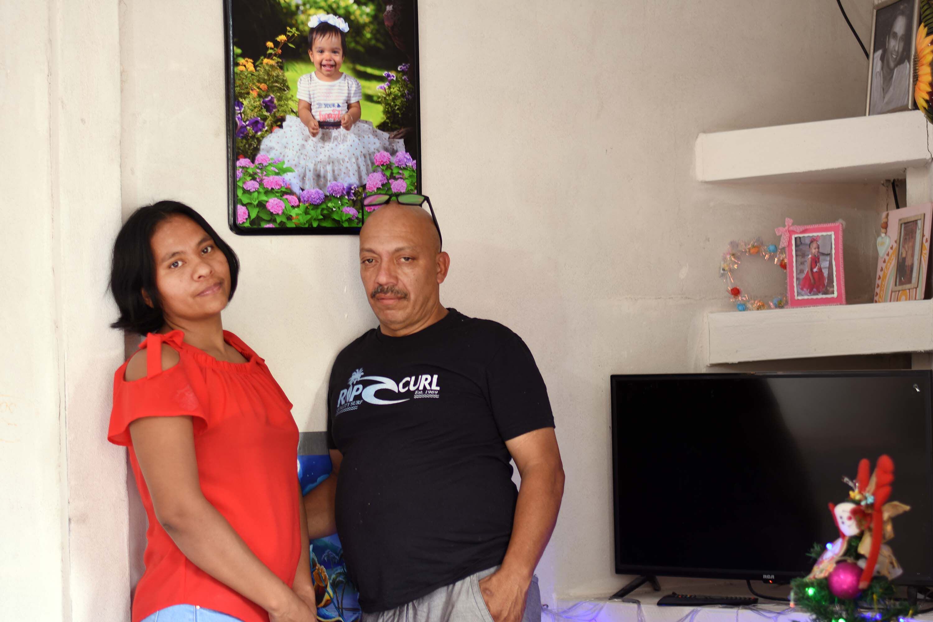 Jacqueline Sandino y Jorge López, padres de una niña con cáncer terminal.  