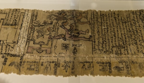 El Códice Moctezuma fue elaborado en papel amate de unos 25 centímetros de ancho por unos dos metros de largo.