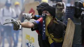 Militares de Venezuela bloquean marcha en apoyo a corte suprema paralela